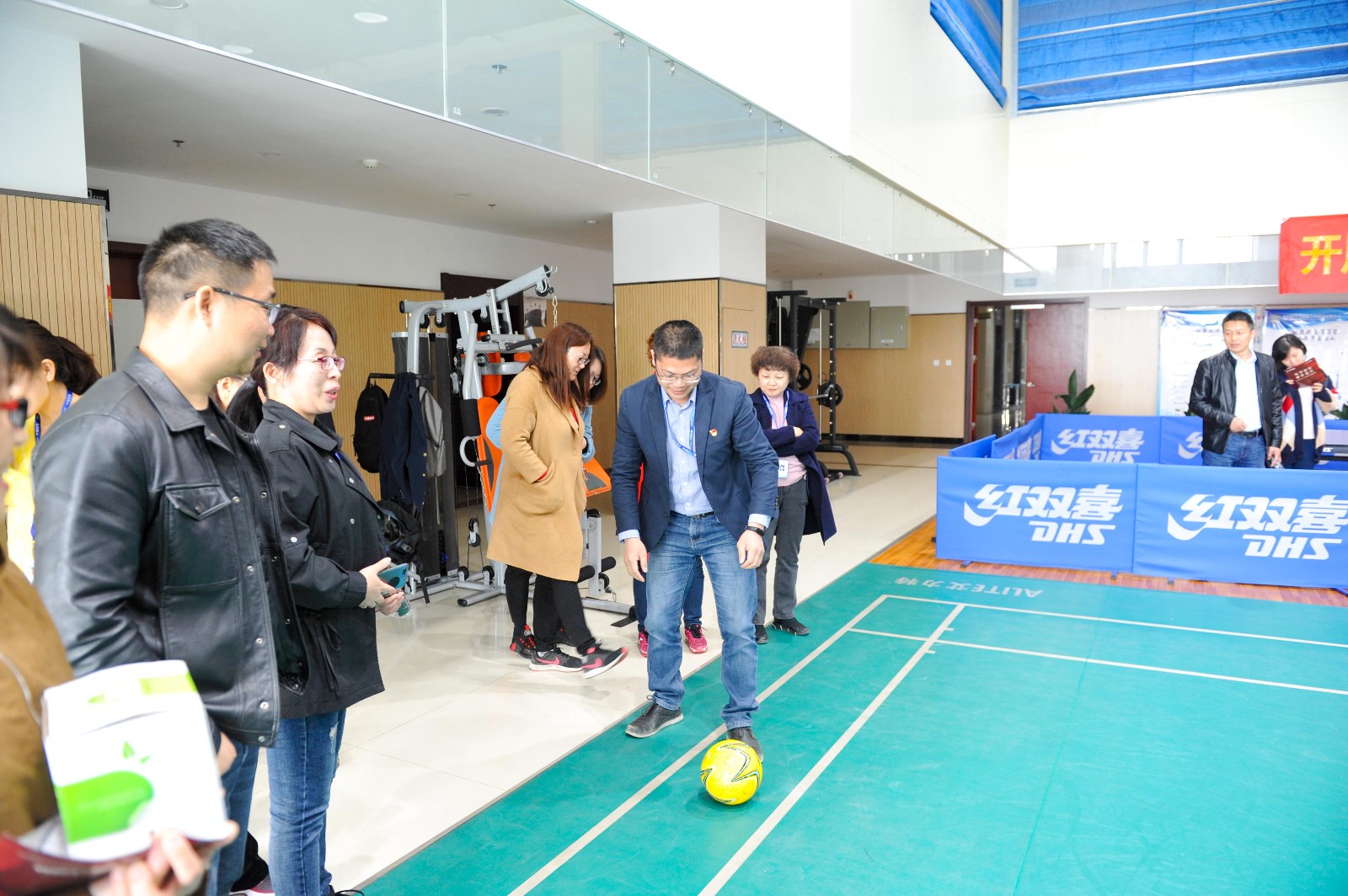 公司文體協(xié)會(huì)組織的足球射門活動(dòng).jpg